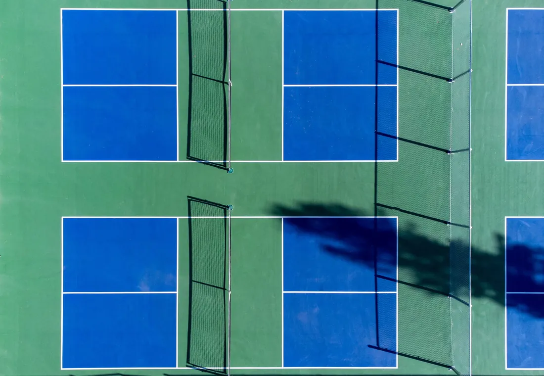 Toàn cảnh các sân pickleball xanh dương nhìn từ trên cao